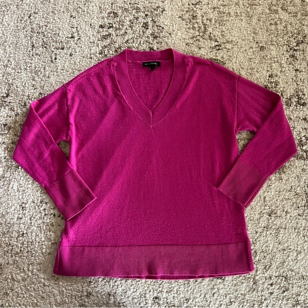 Banana Republic Bright Pink V-neck Merino Wool Long Sleeve Sweater size small